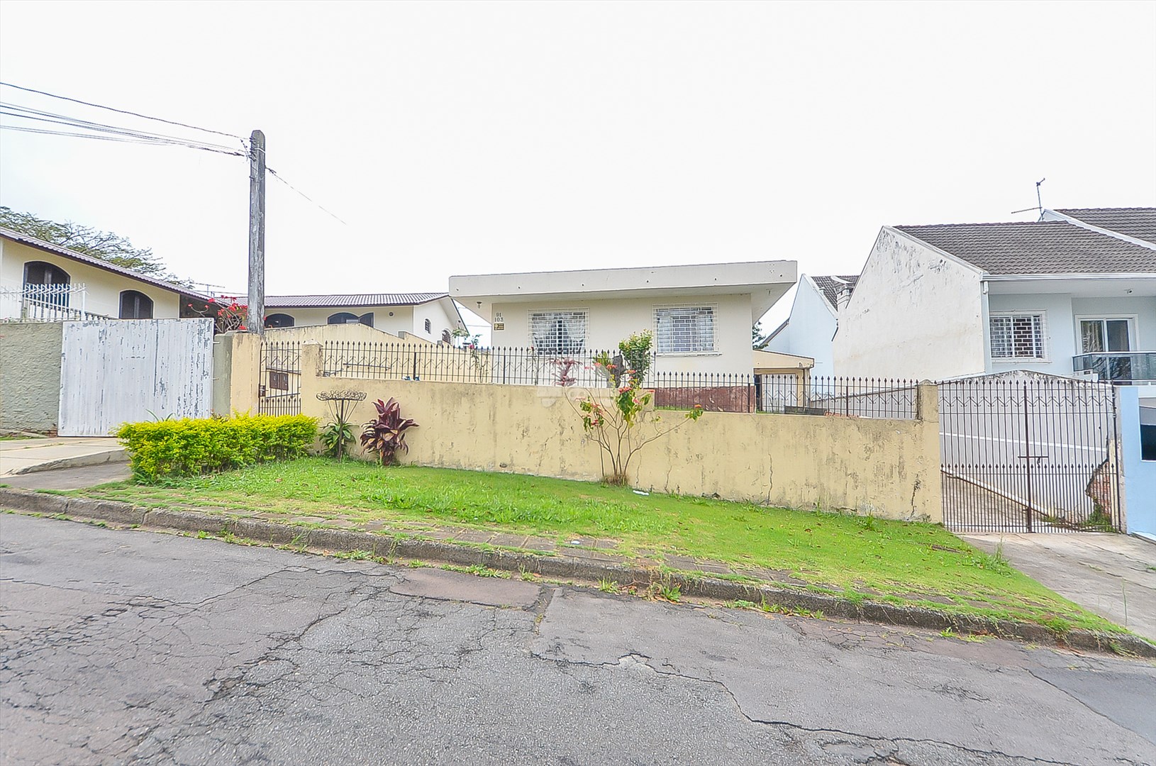 Casa à venda em Uberaba, Curitiba — Portal Chave Fácil