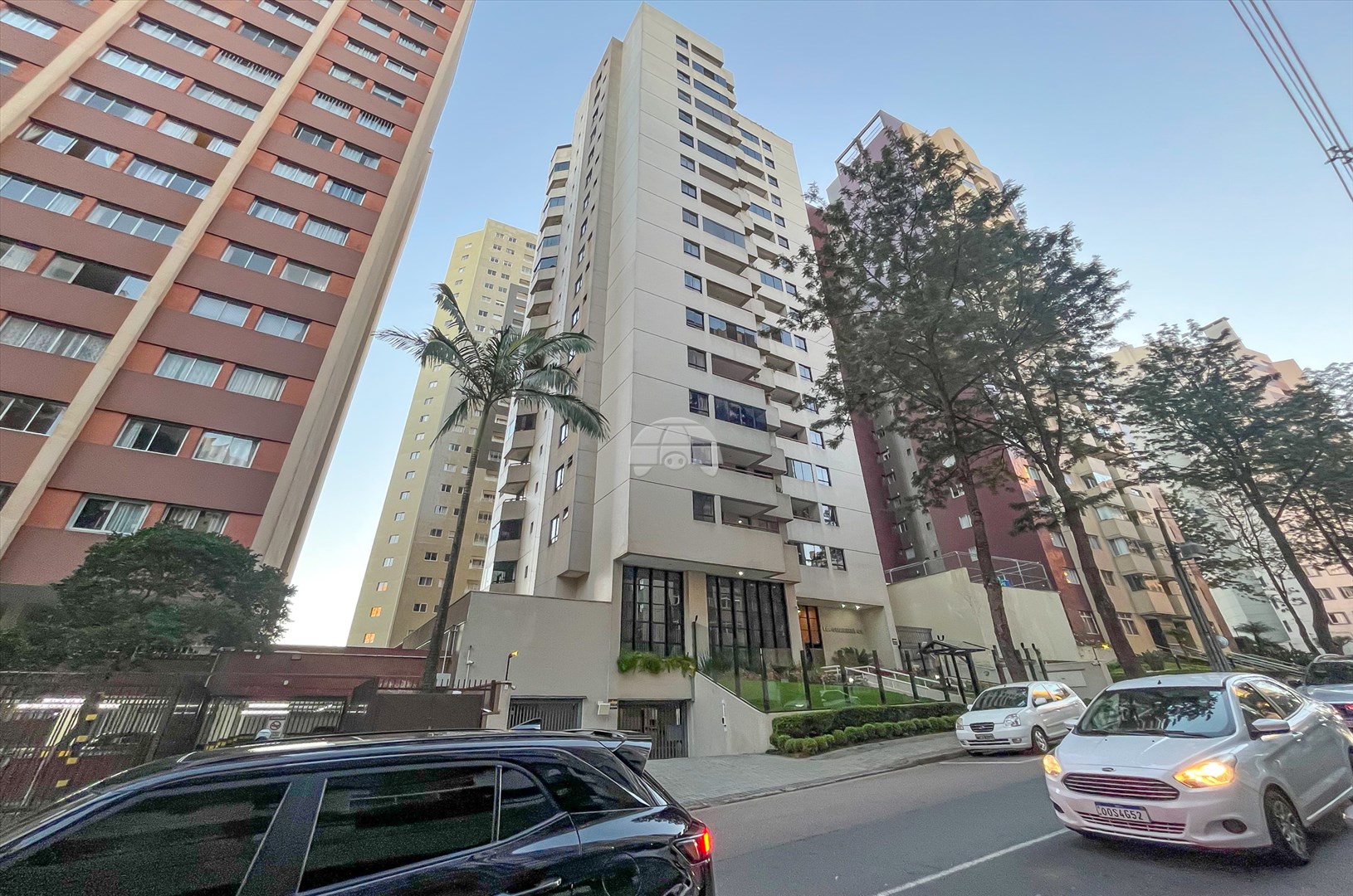 Apartamento para alugar em Cristo Rei, Curitiba — GOMES CONSULTOR IMOBILIARIO LTDA.