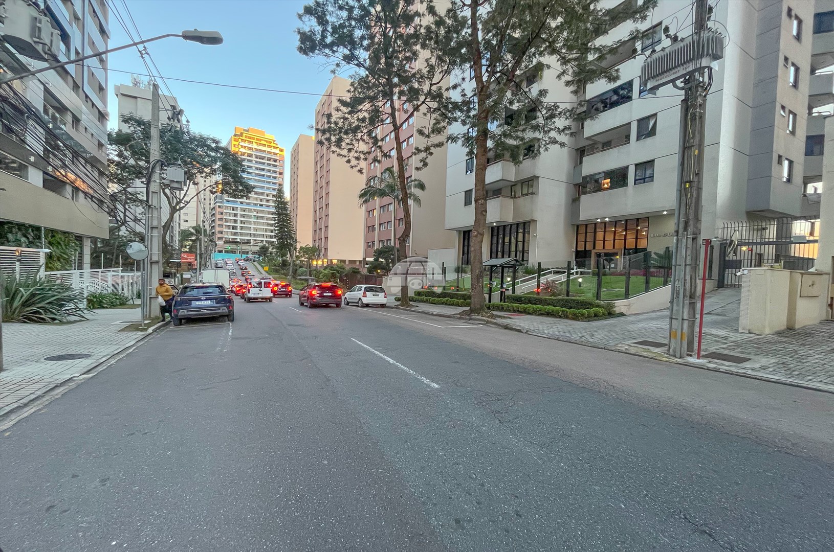 Apartamento para alugar em Cristo Rei, Curitiba — GOMES CONSULTOR IMOBILIARIO LTDA.