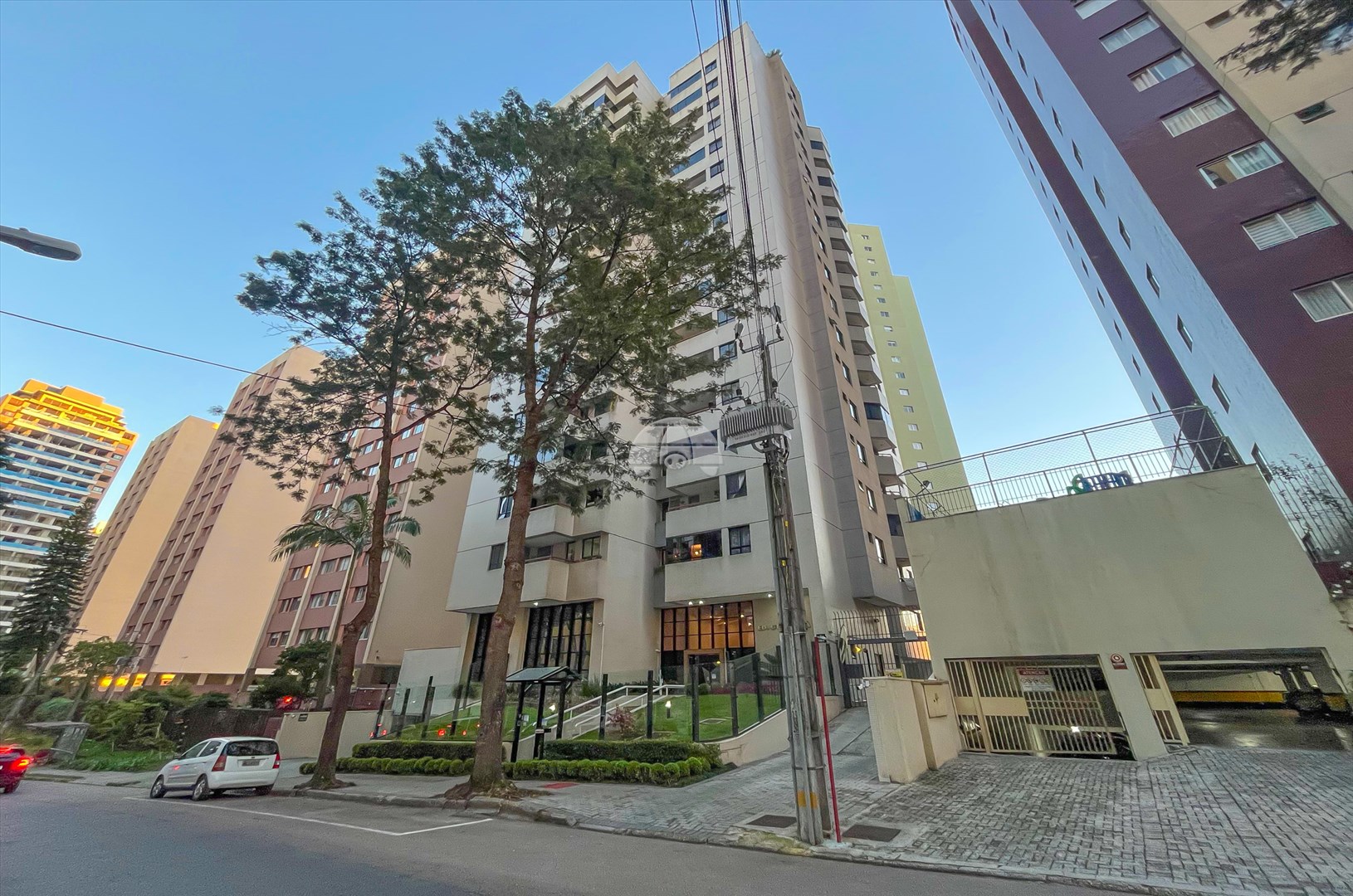 Apartamento para alugar em Cristo Rei, Curitiba — GOMES CONSULTOR IMOBILIARIO LTDA.