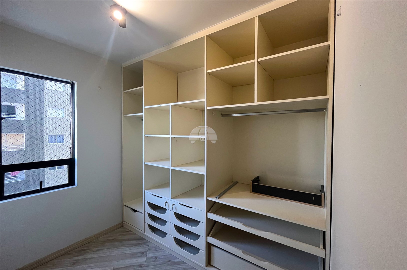 Apartamento para alugar em Cristo Rei, Curitiba — GOMES CONSULTOR IMOBILIARIO LTDA.