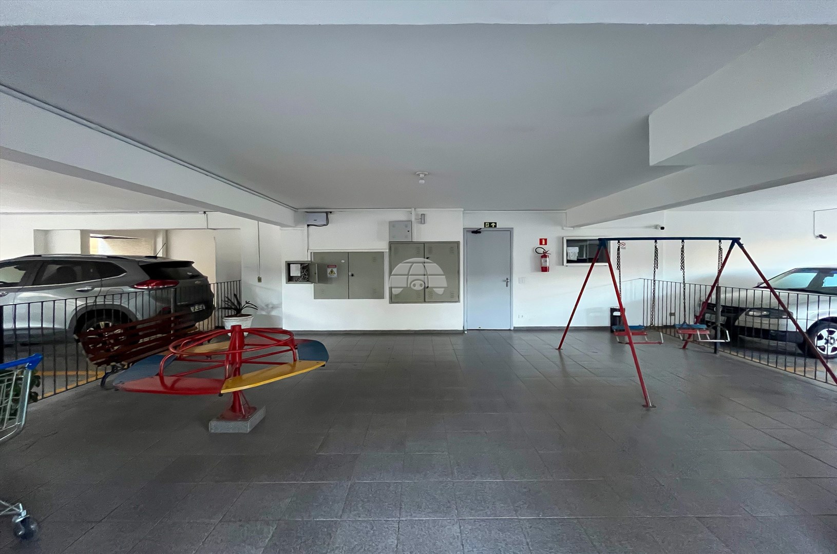 Apartamento para alugar em Cristo Rei, Curitiba — GOMES CONSULTOR IMOBILIARIO LTDA.