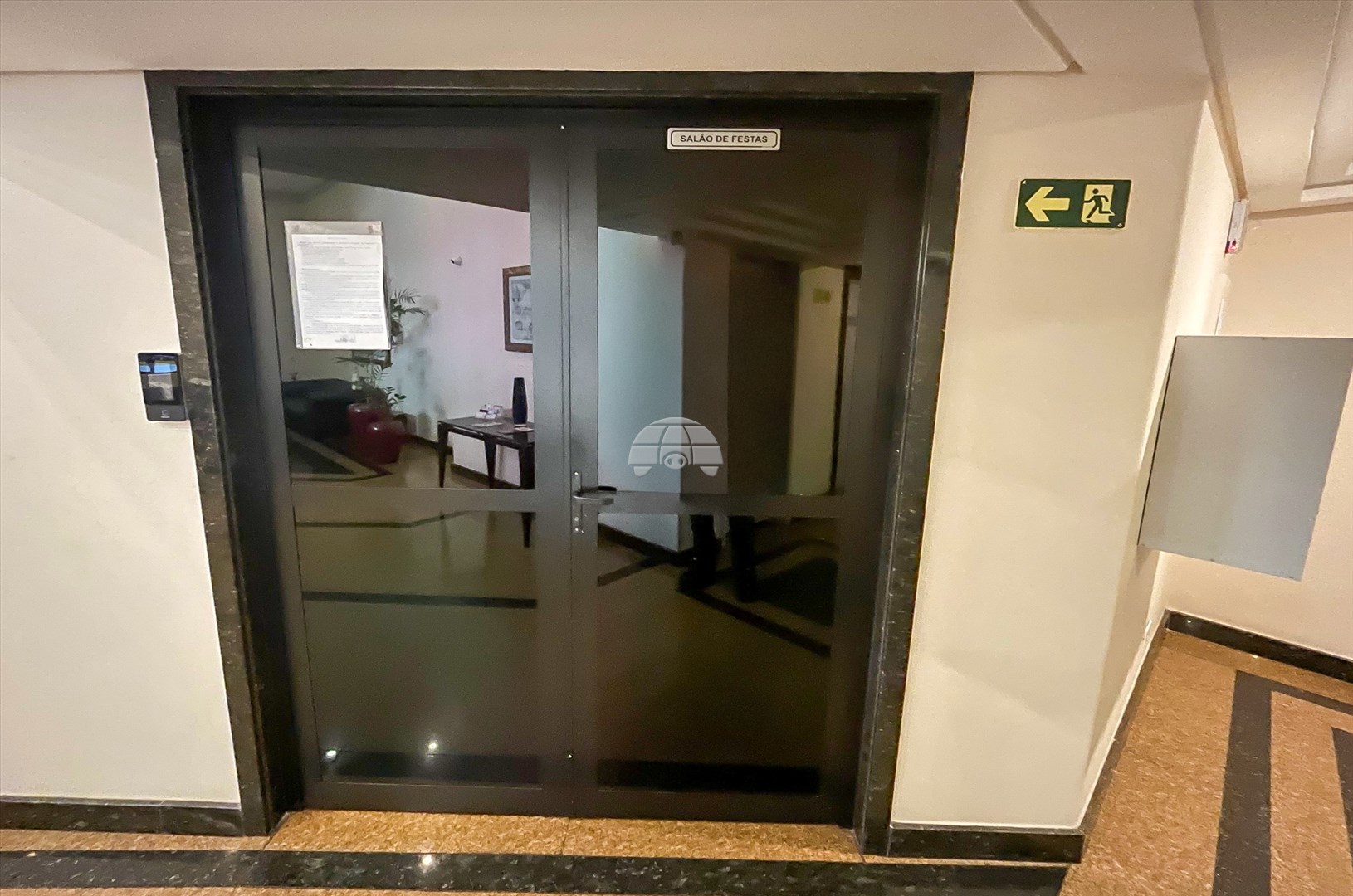 Apartamento para alugar em Cristo Rei, Curitiba — GOMES CONSULTOR IMOBILIARIO LTDA.