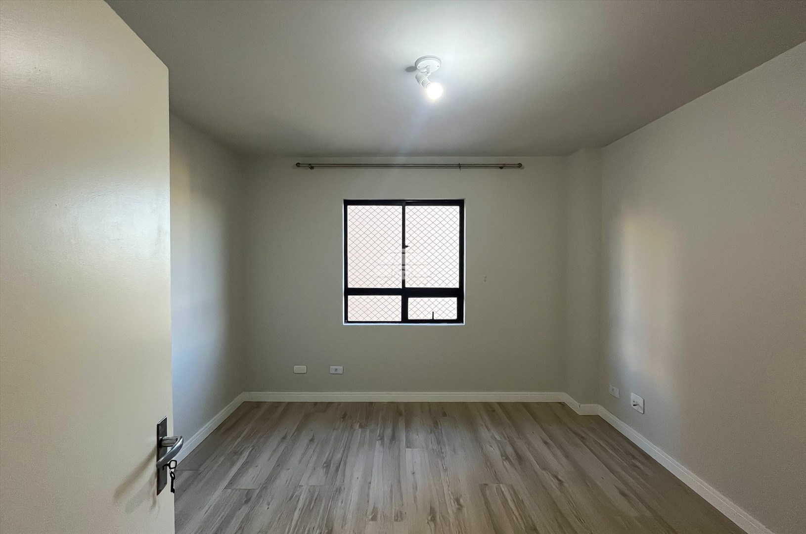Apartamento para alugar em Cristo Rei, Curitiba — GOMES CONSULTOR IMOBILIARIO LTDA.