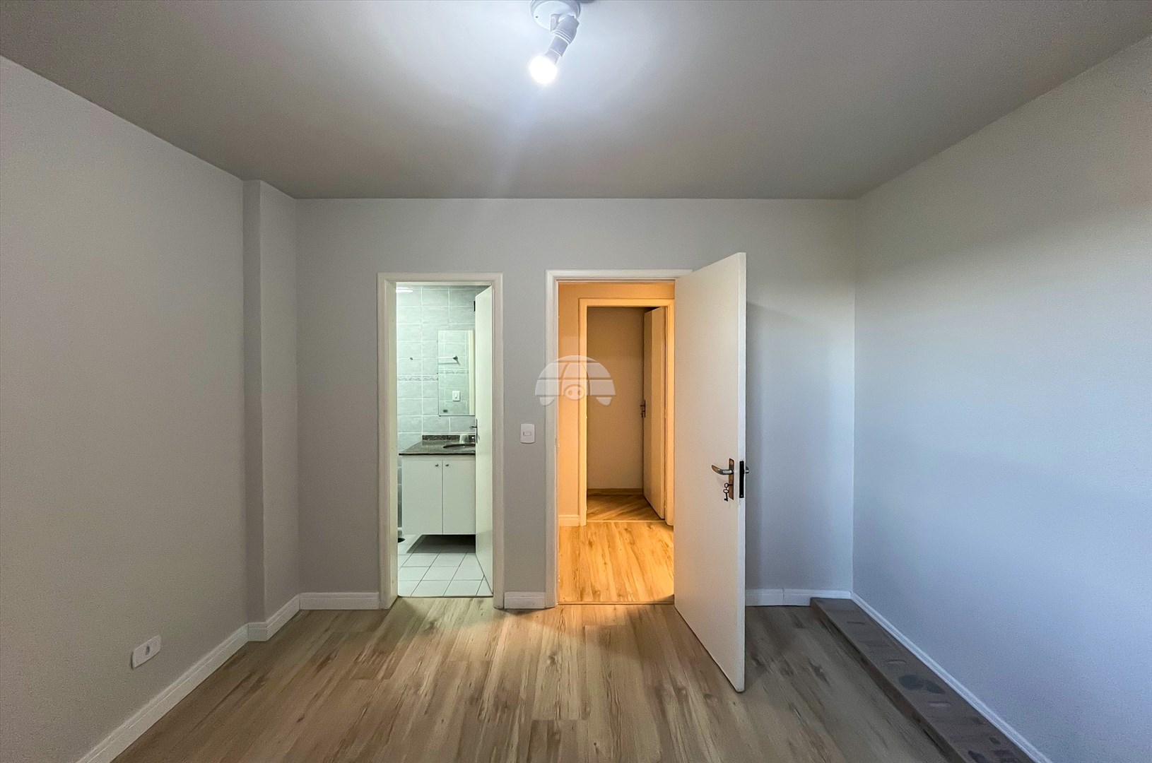 Apartamento para alugar em Cristo Rei, Curitiba — GOMES CONSULTOR IMOBILIARIO LTDA.