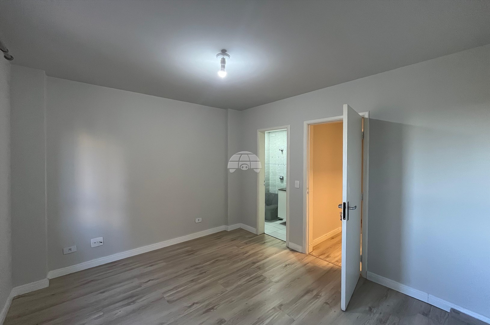 Apartamento para alugar em Cristo Rei, Curitiba — GOMES CONSULTOR IMOBILIARIO LTDA.