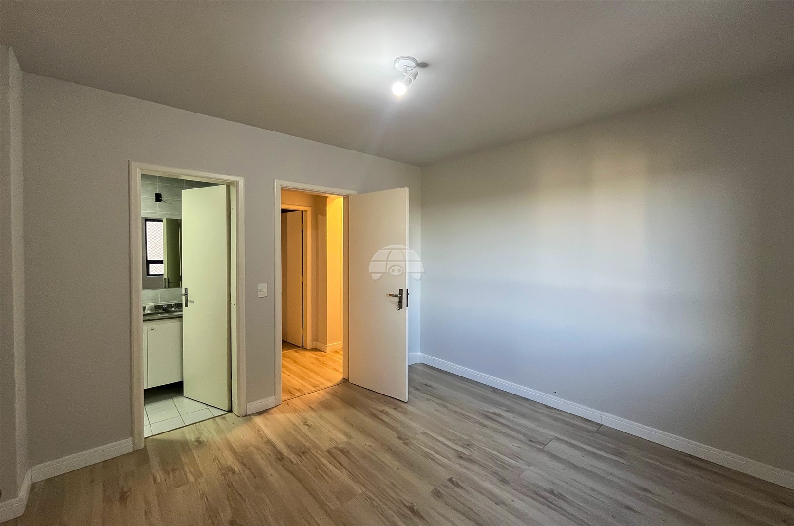 Apartamento para alugar em Cristo Rei, Curitiba — GOMES CONSULTOR IMOBILIARIO LTDA.