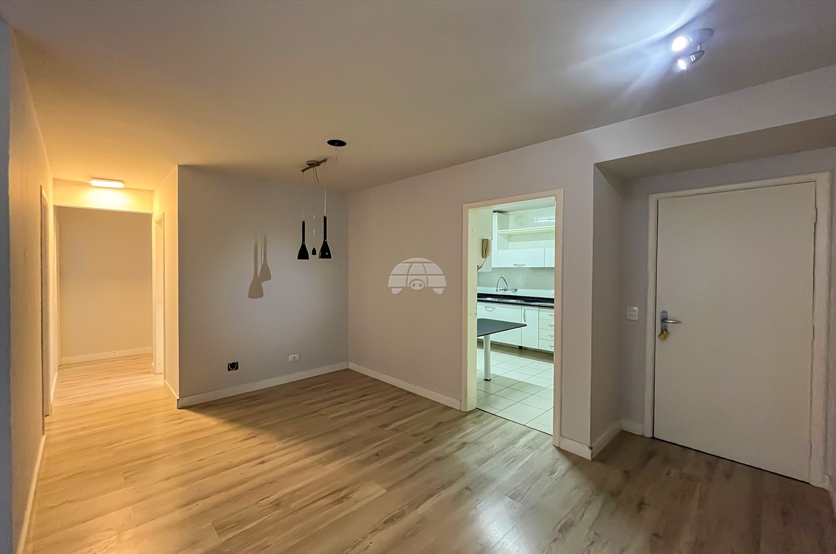 Apartamento para alugar em Cristo Rei, Curitiba — GOMES CONSULTOR IMOBILIARIO LTDA.
