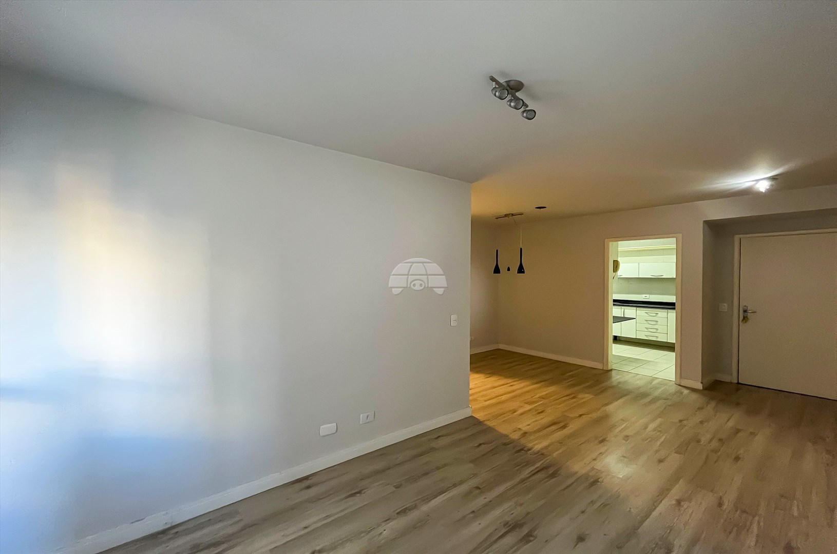 Apartamento para alugar em Cristo Rei, Curitiba — GOMES CONSULTOR IMOBILIARIO LTDA.