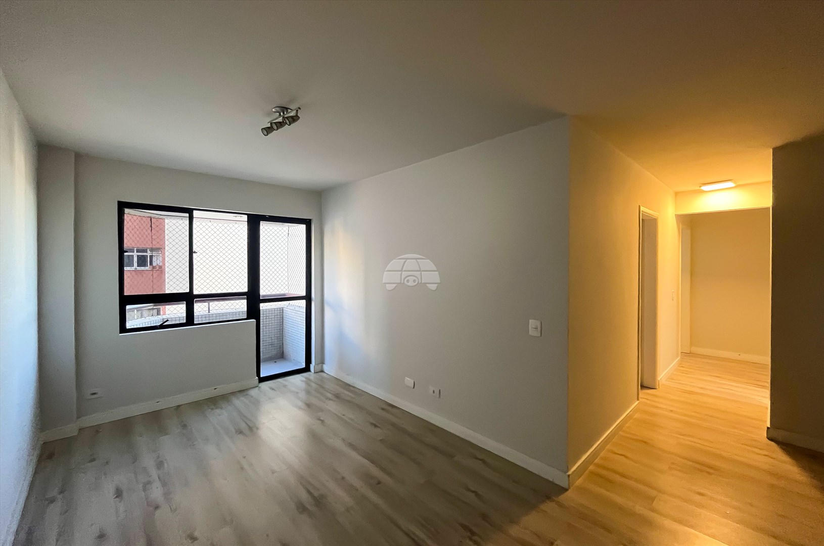 Apartamento para alugar em Cristo Rei, Curitiba — GOMES CONSULTOR IMOBILIARIO LTDA.