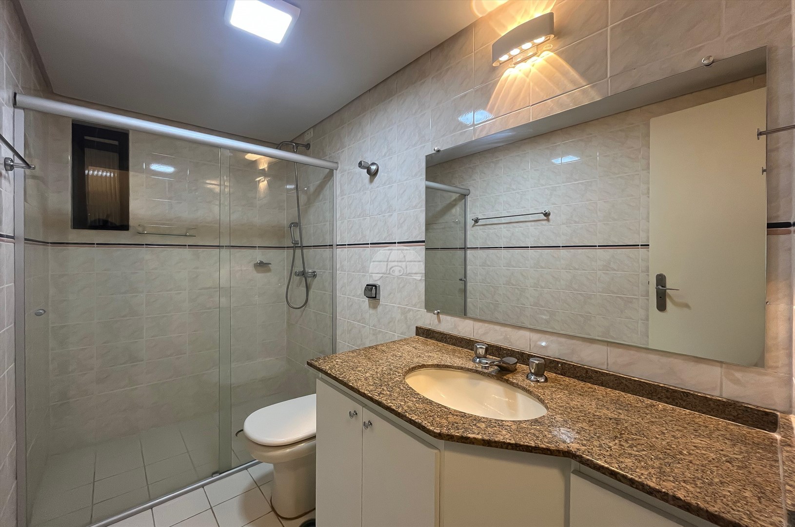 Apartamento para alugar em Cristo Rei, Curitiba — GOMES CONSULTOR IMOBILIARIO LTDA.
