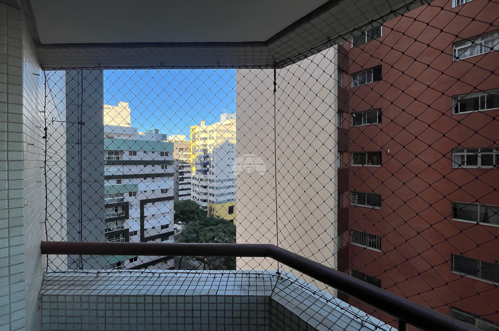 Apartamento para alugar em Cristo Rei, Curitiba — GOMES CONSULTOR IMOBILIARIO LTDA.