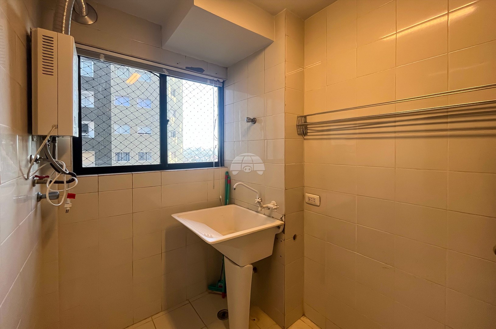 Apartamento para alugar em Cristo Rei, Curitiba — GOMES CONSULTOR IMOBILIARIO LTDA.