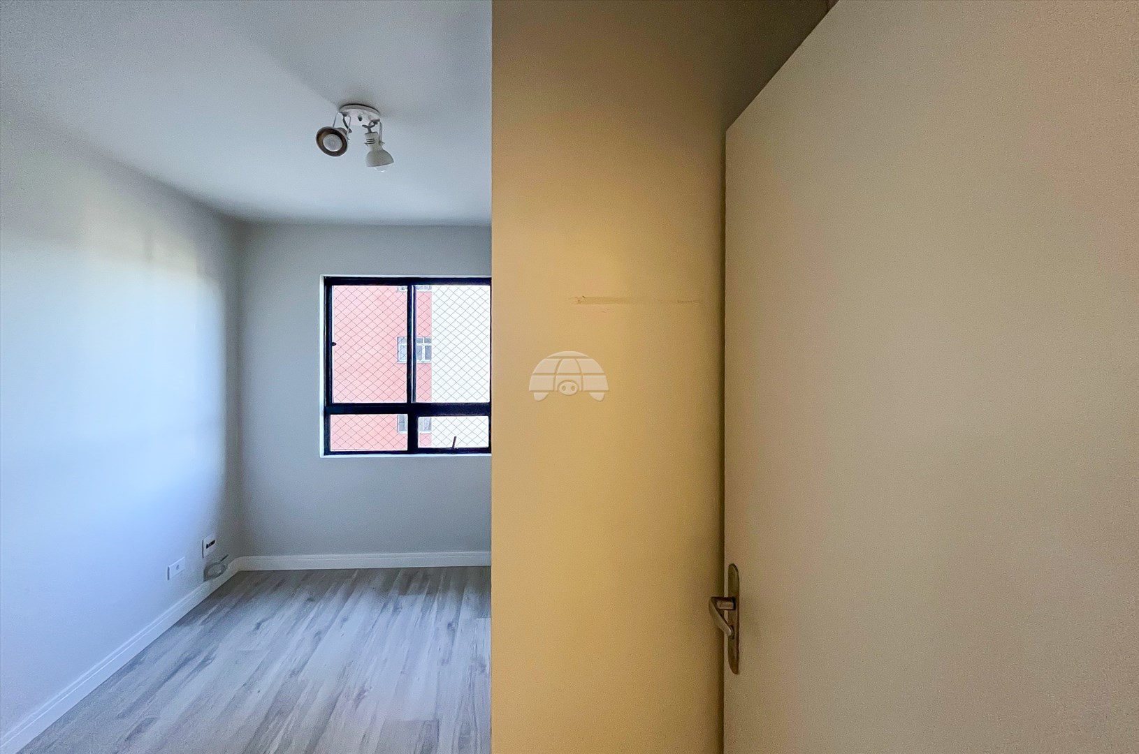 Apartamento para alugar em Cristo Rei, Curitiba — GOMES CONSULTOR IMOBILIARIO LTDA.