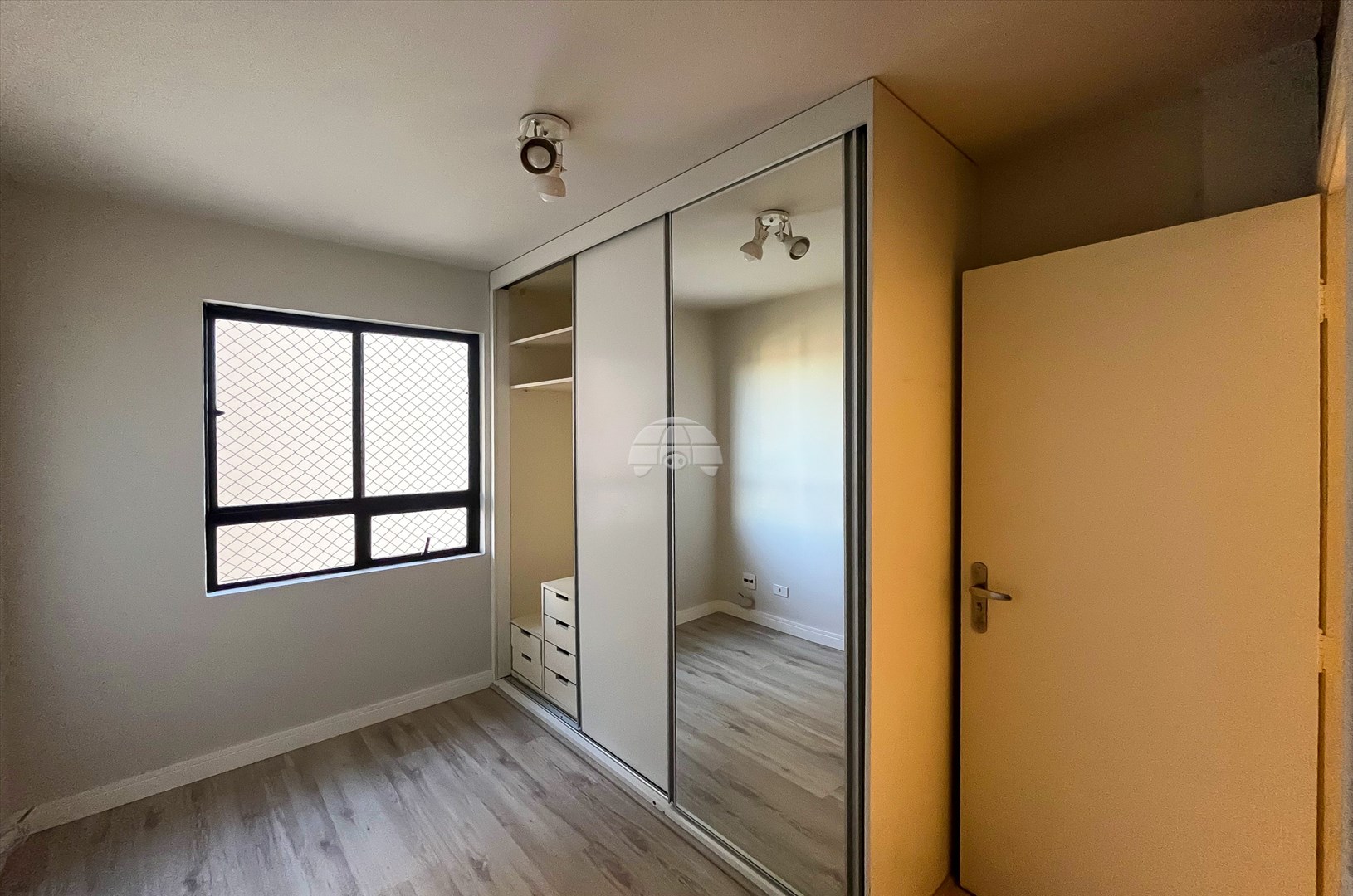 Apartamento para alugar em Cristo Rei, Curitiba — GOMES CONSULTOR IMOBILIARIO LTDA.