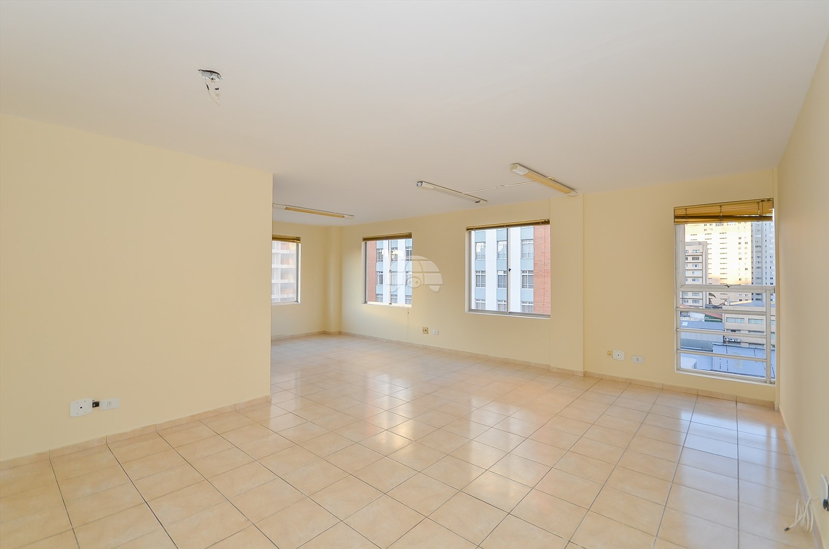 Sala/Conjunto Comercial à venda em Centro, Curitiba — Portal Chave Fácil