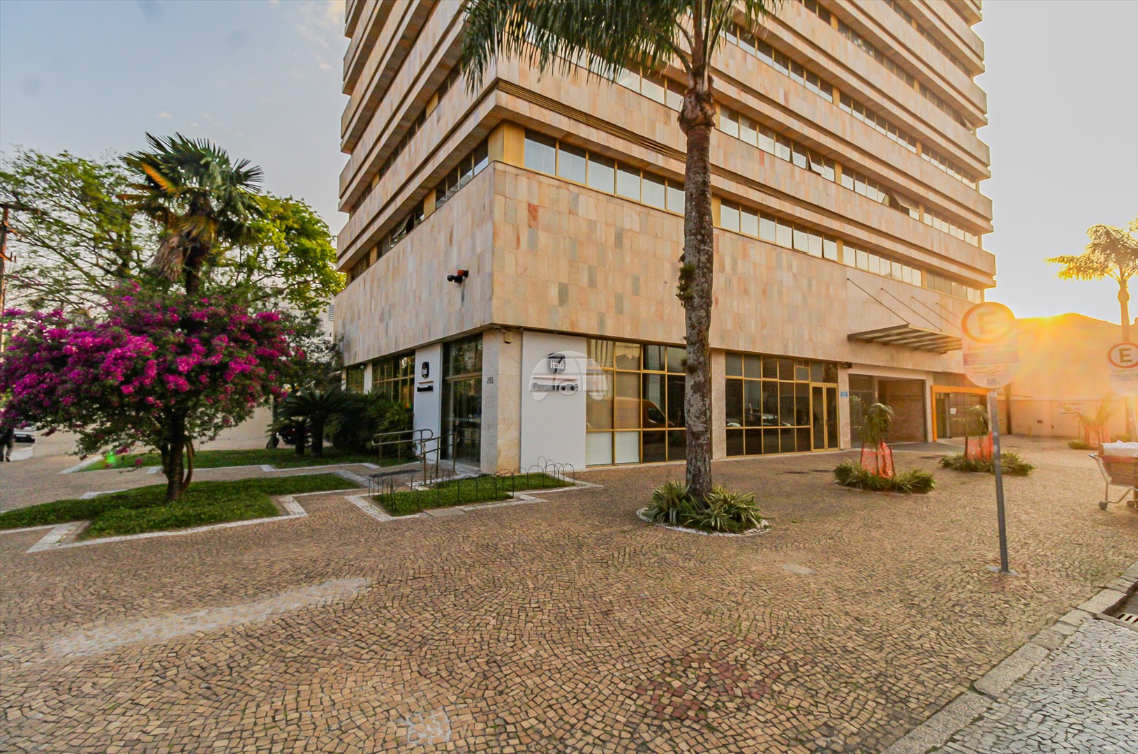 Sala/Conjunto Comercial para alugar em Centro Cívico, Curitiba — Portal Chave Fácil