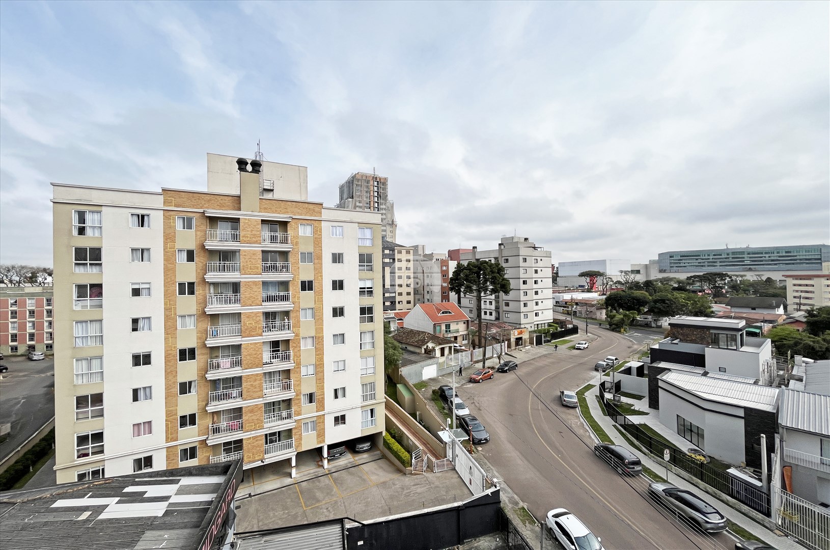 Apartamento para alugar em Novo Mundo, Curitiba — Imobiliária Razão