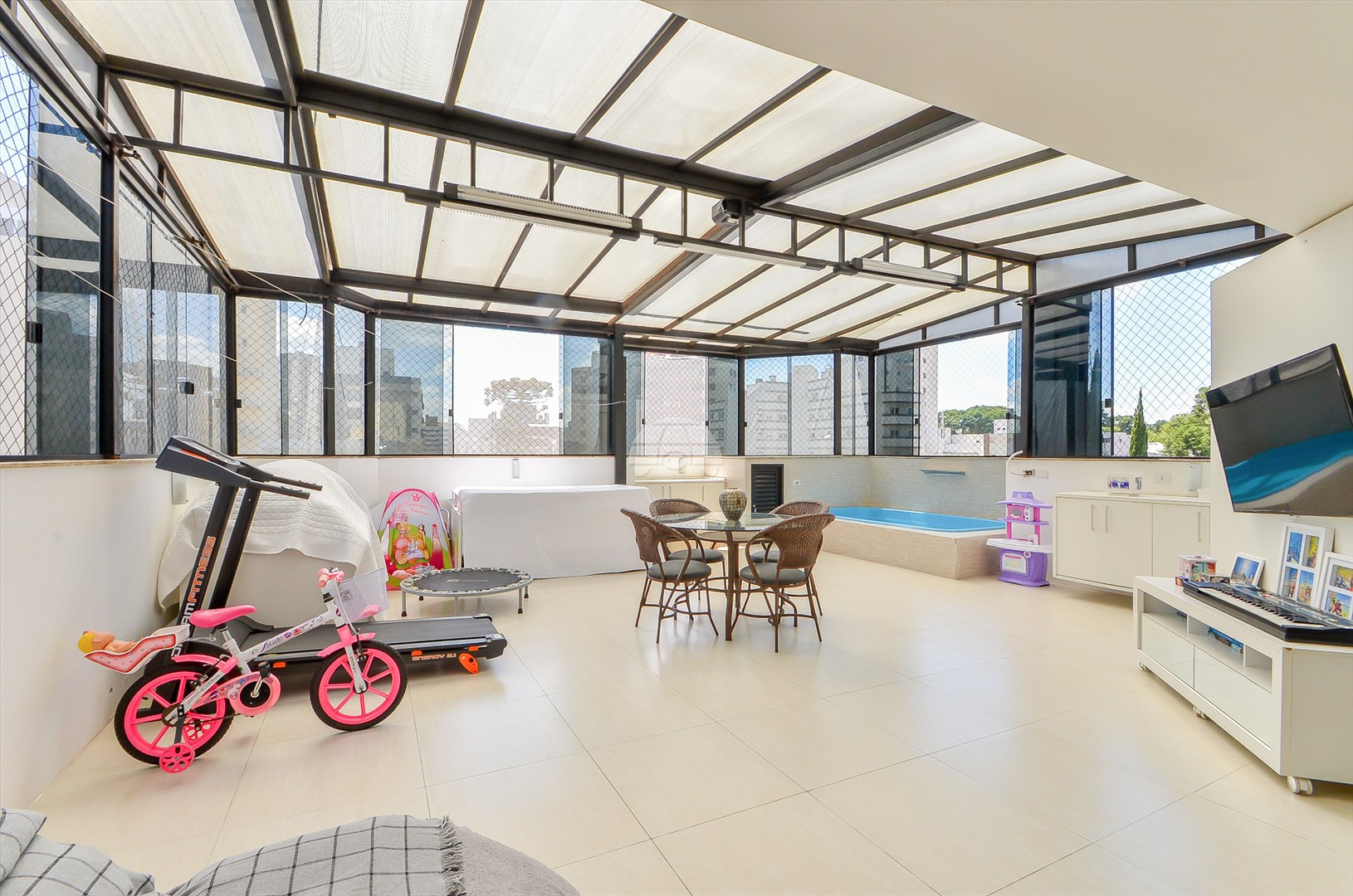 Apartamento para alugar em Bigorrilho, Curitiba — Imobiliária Razão