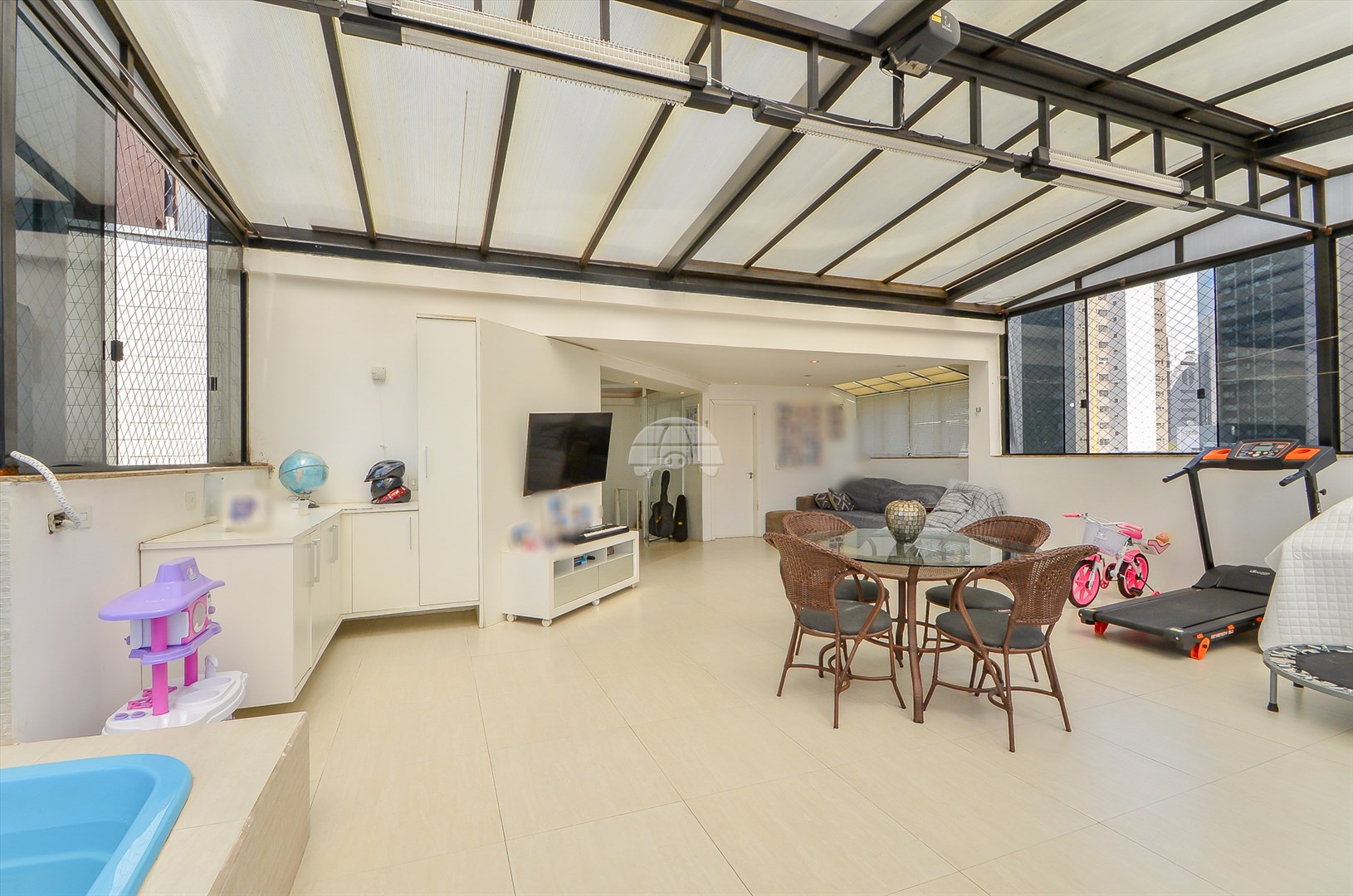 Apartamento para alugar em Bigorrilho, Curitiba — Imobiliária Razão