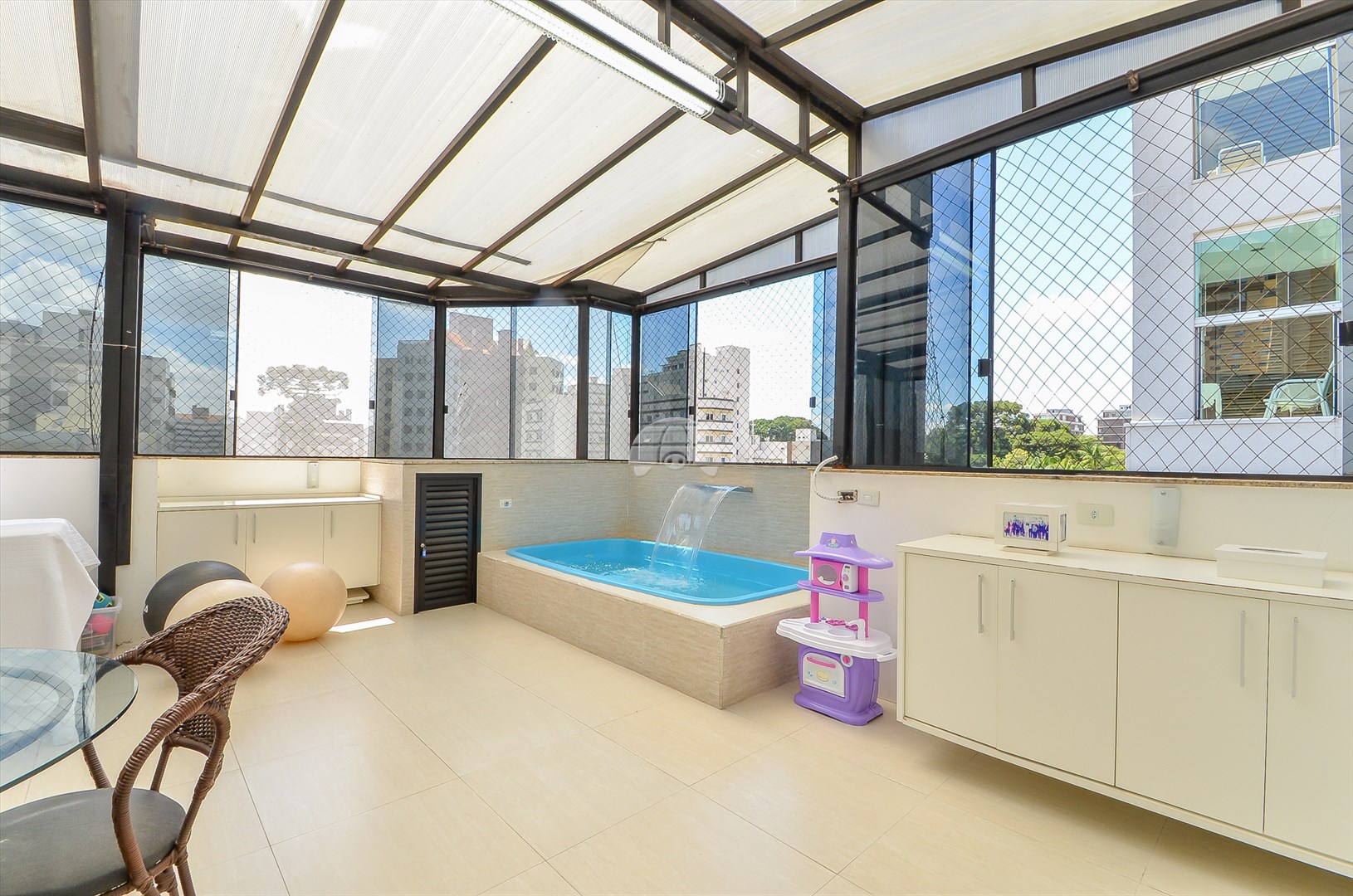 Apartamento para alugar em Bigorrilho, Curitiba — Imobiliária Razão