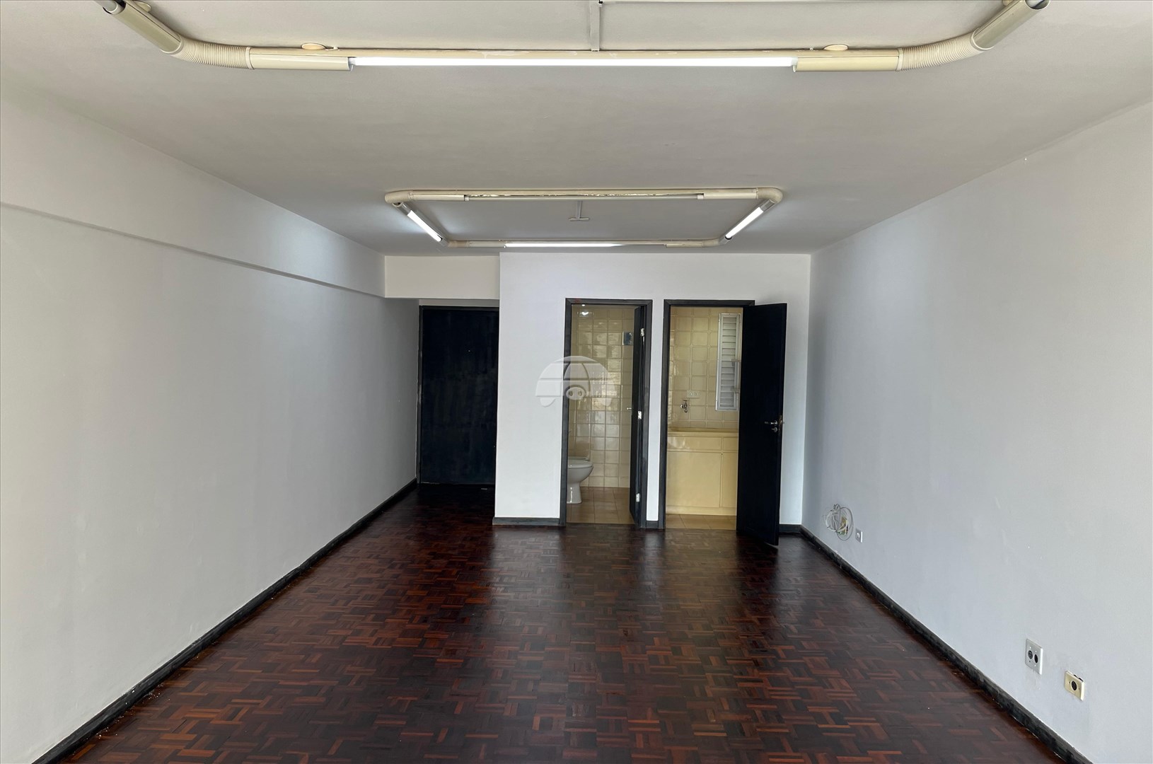 Sala/Conjunto Comercial para alugar em Centro Cívico, Curitiba — Toyo Imóveis - Curitiba/PR