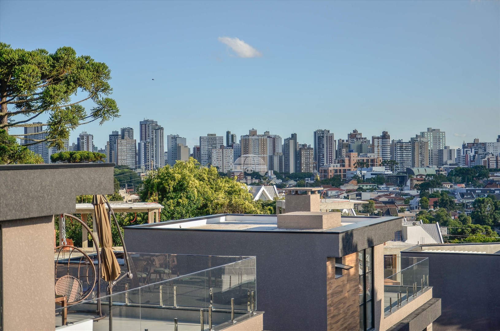 Casa para alugar em Mercês, Curitiba — Imobiliária Razão