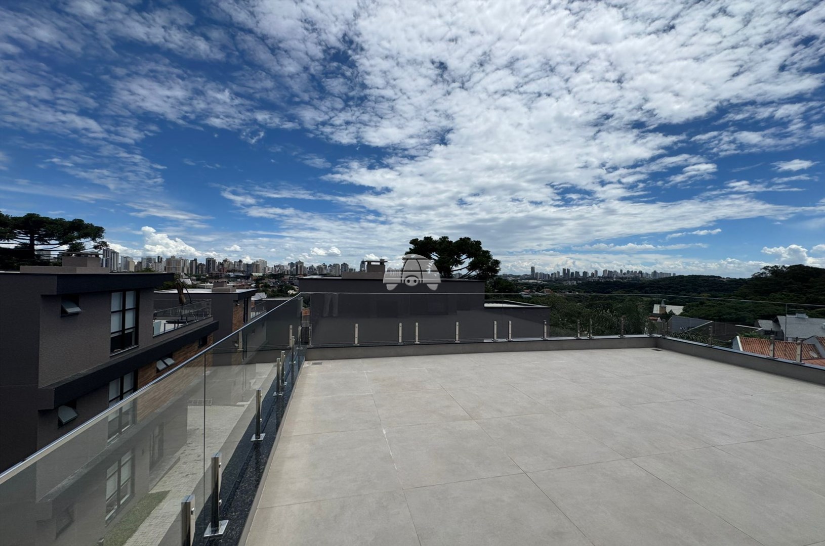 Casa para alugar em Mercês, Curitiba — Imobiliária Razão