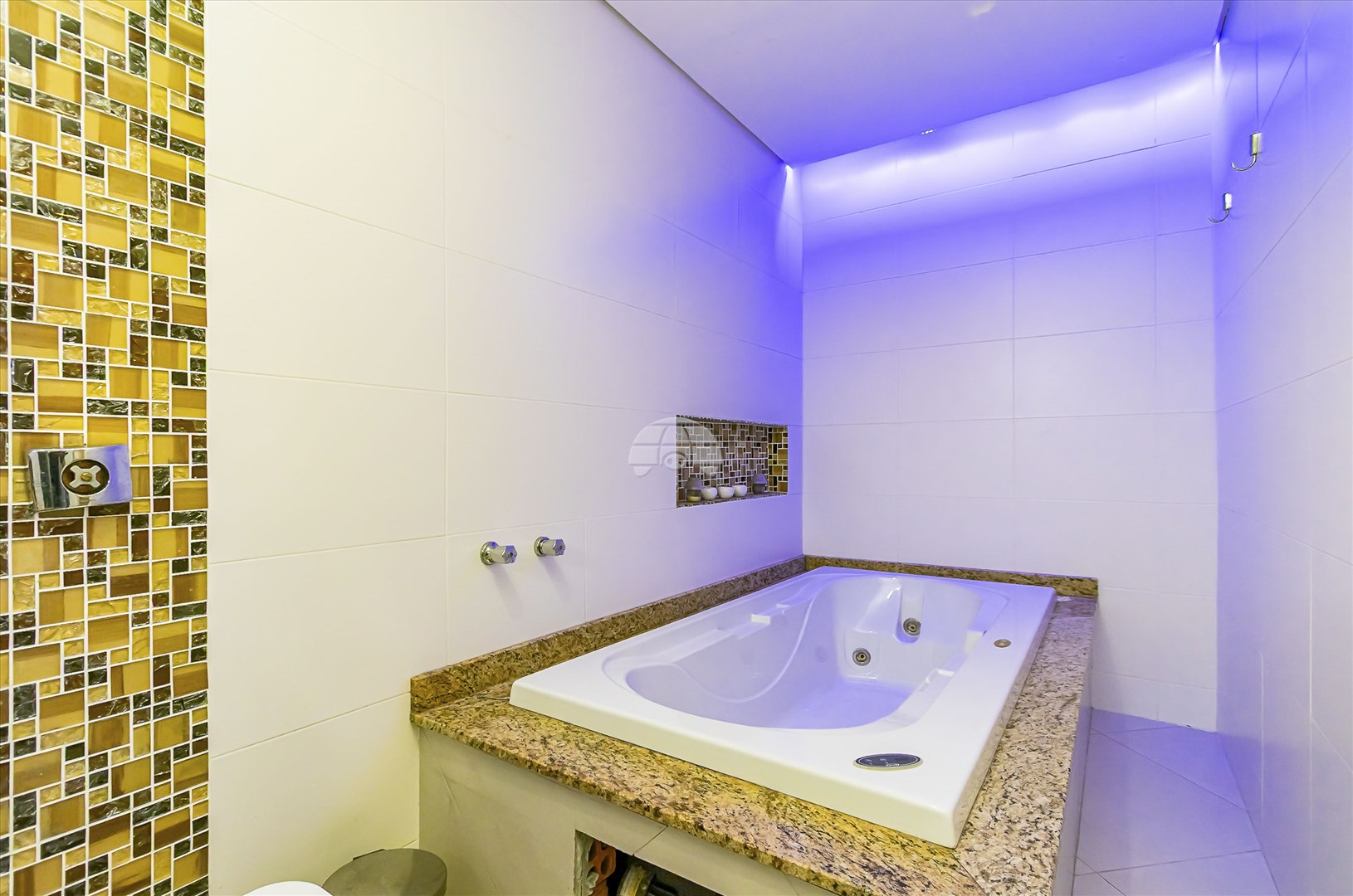 Casa à venda em Cajuru, Curitiba — GOMES CONSULTOR IMOBILIARIO LTDA.