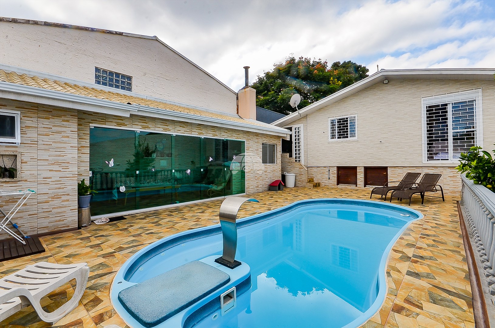 Casa à venda em Cachoeira, Curitiba — Portal Chave Fácil
