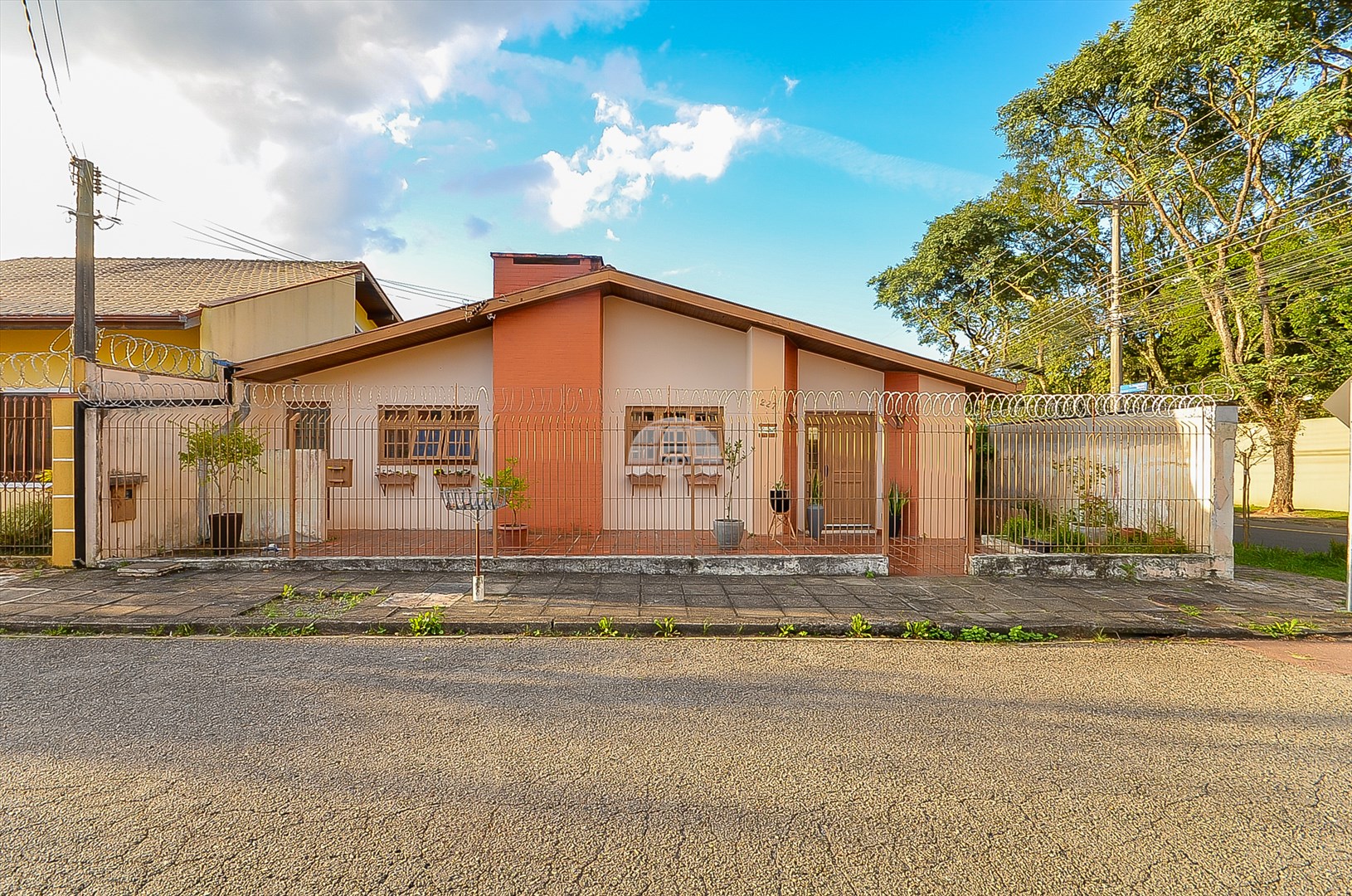 Casa à venda em Tarumã, Curitiba — Portal Chave Fácil