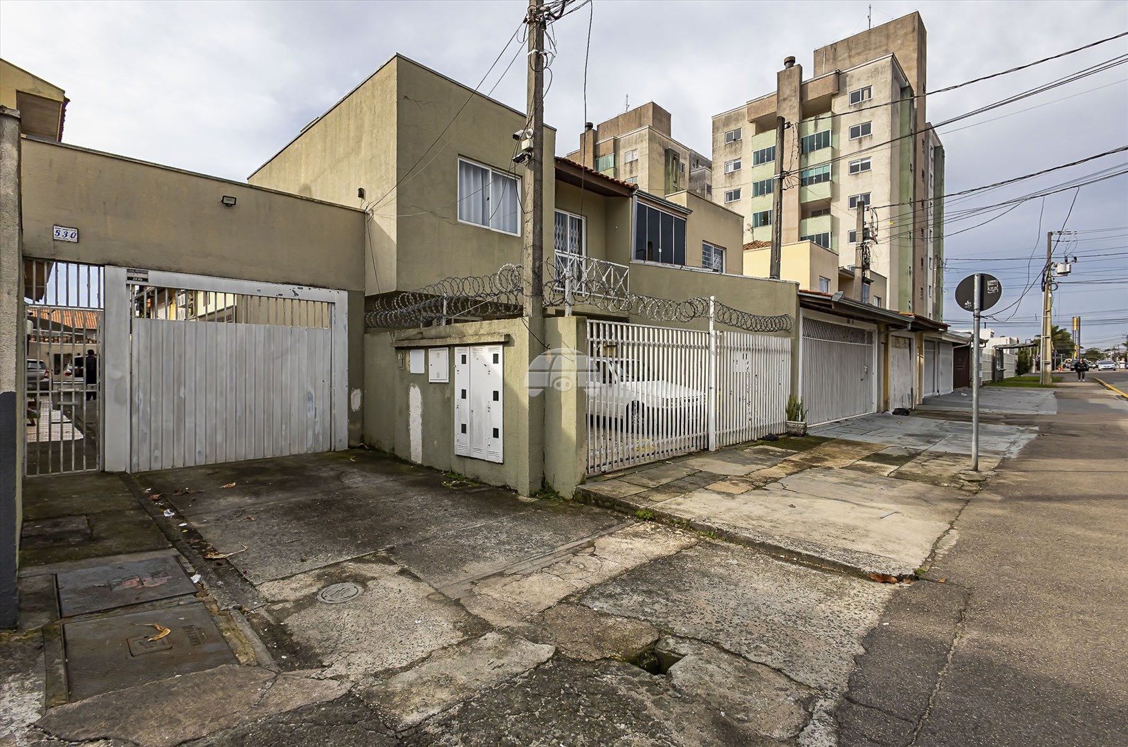 Sobrado à venda em Novo Mundo, Curitiba — Portal Chave Fácil