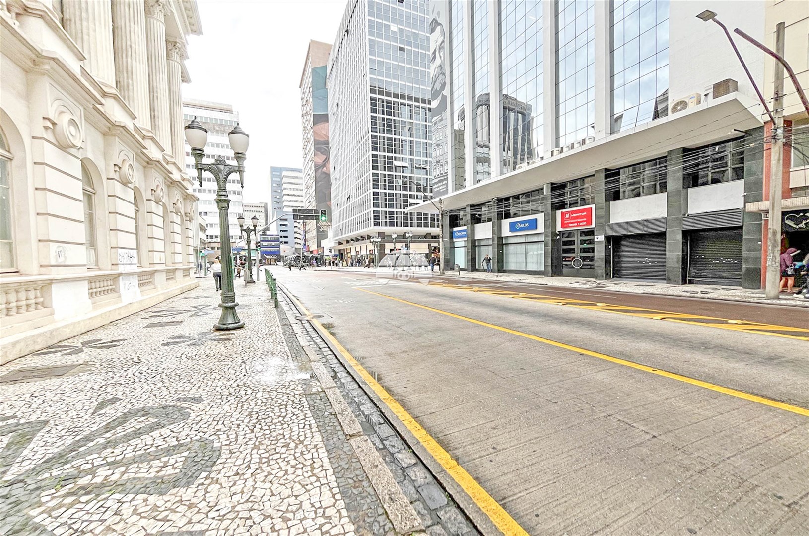 Apartamento à venda em Centro, Curitiba — GOMES CONSULTOR IMOBILIARIO LTDA.
