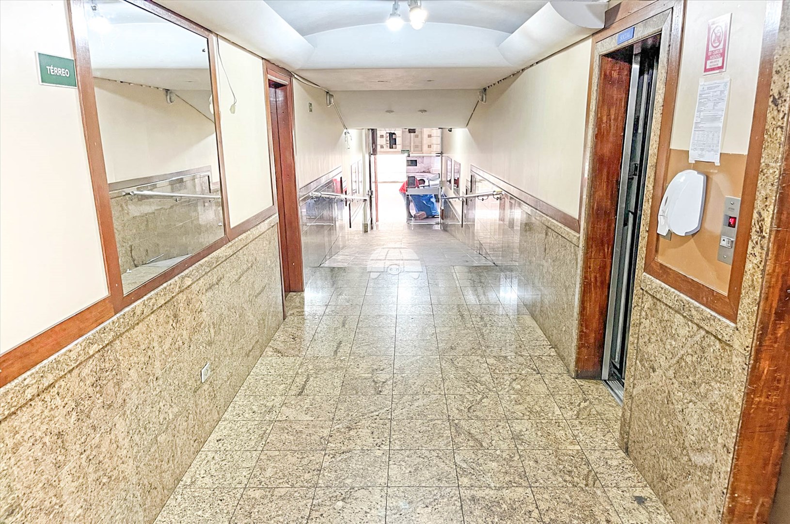 Apartamento à venda em Centro, Curitiba — GOMES CONSULTOR IMOBILIARIO LTDA.