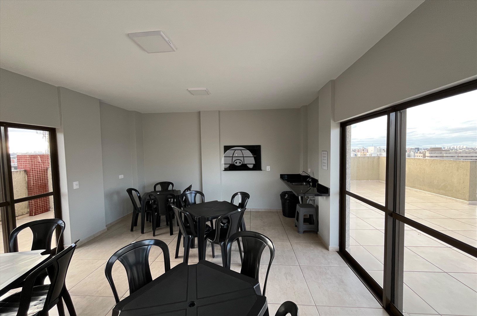 Apartamento para alugar em Novo Mundo, Curitiba — GOMES CONSULTOR IMOBILIARIO LTDA.