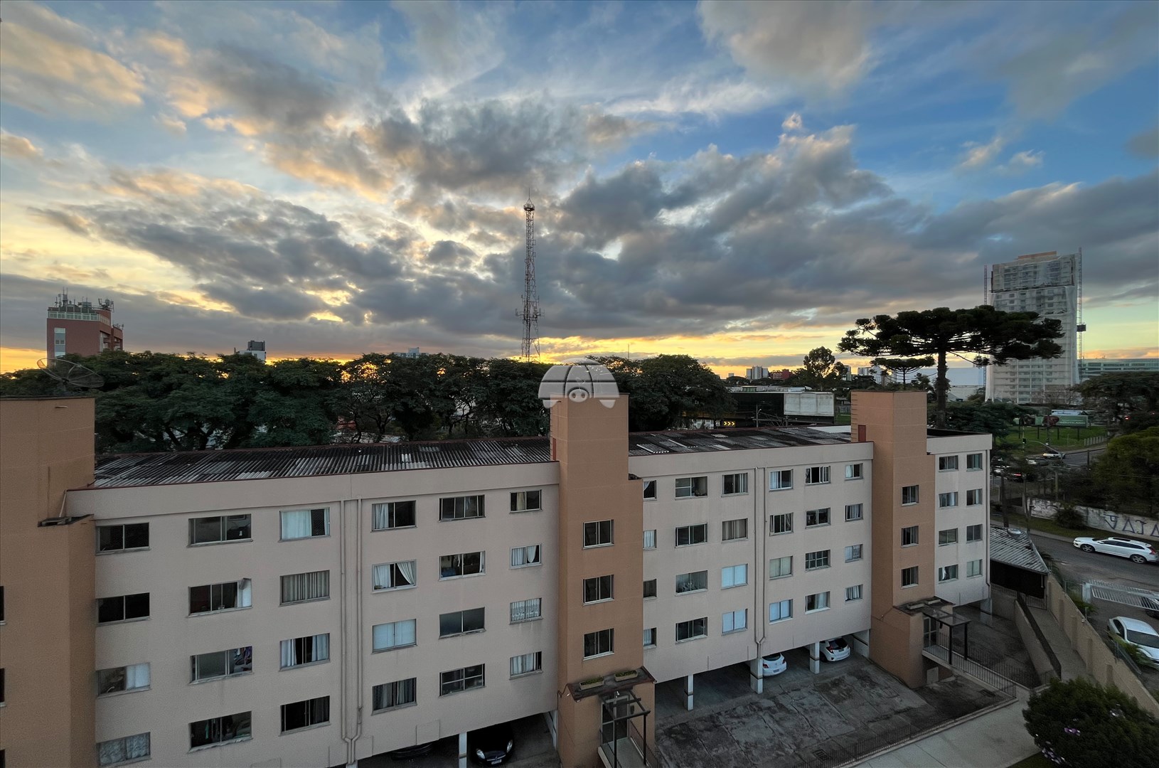 Apartamento para alugar em Novo Mundo, Curitiba — GOMES CONSULTOR IMOBILIARIO LTDA.