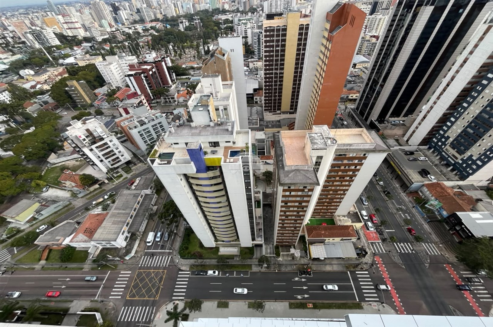 Comercial para alugar em Alto Da Glória, Curitiba — Imobiliária Razão
