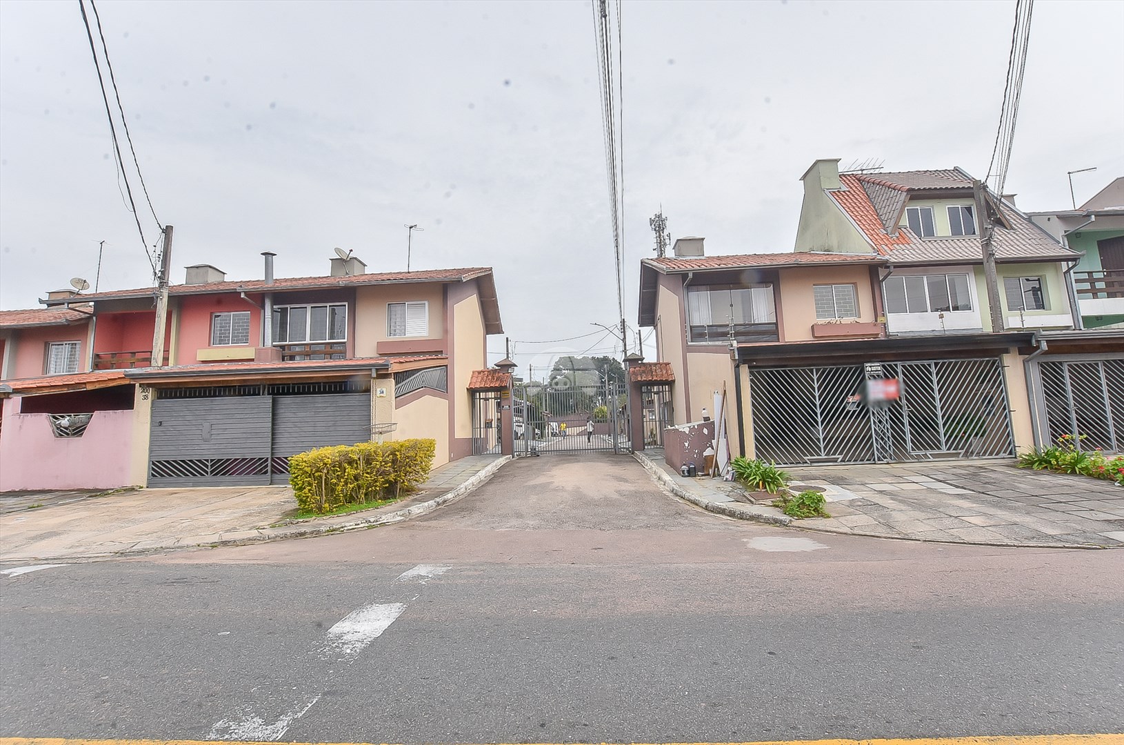 Casa à venda em Xaxim, Curitiba — GOMES CONSULTOR IMOBILIARIO LTDA.