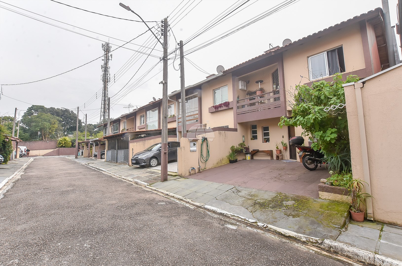 Casa à venda em Xaxim, Curitiba — GOMES CONSULTOR IMOBILIARIO LTDA.