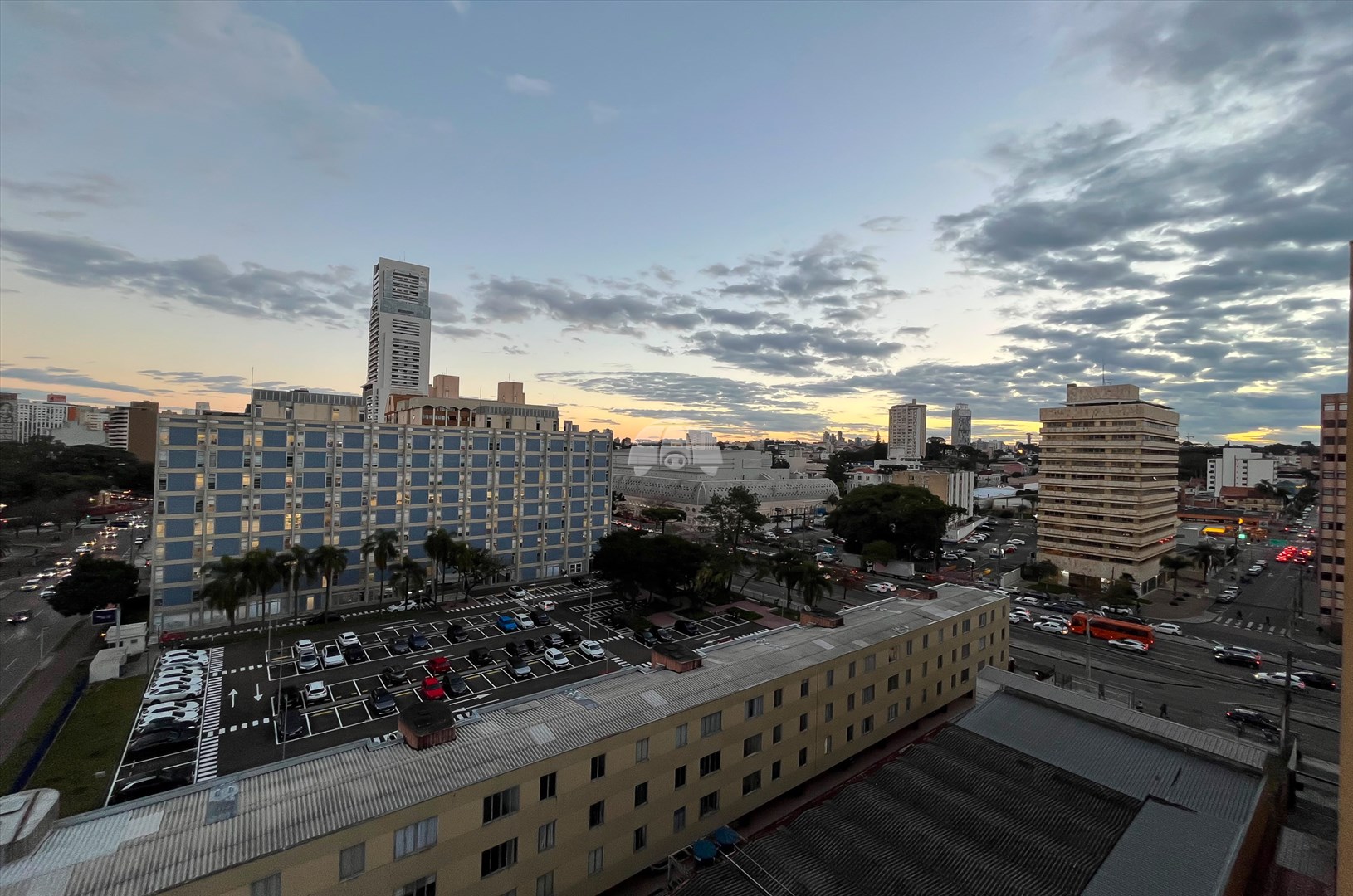 Apartamento à venda em Centro Cívico, Curitiba — Imobiliária Razão