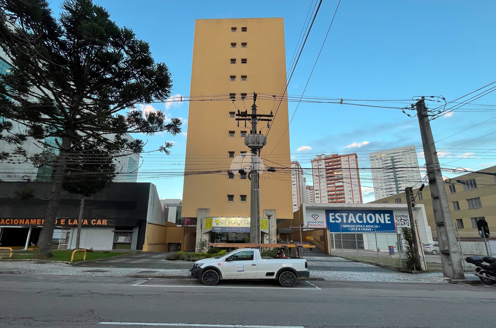 Apartamento à venda em Centro Cívico, Curitiba — Imobiliária Razão