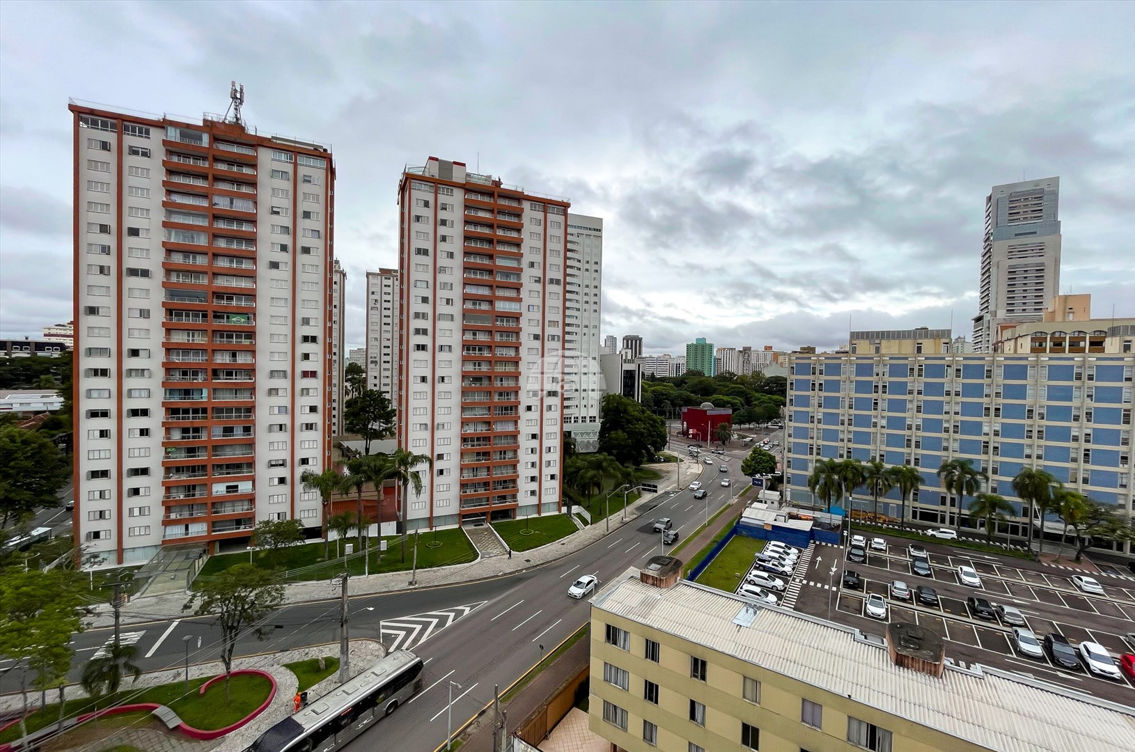Apartamento à venda em Centro Cívico, Curitiba — Imobiliária Razão