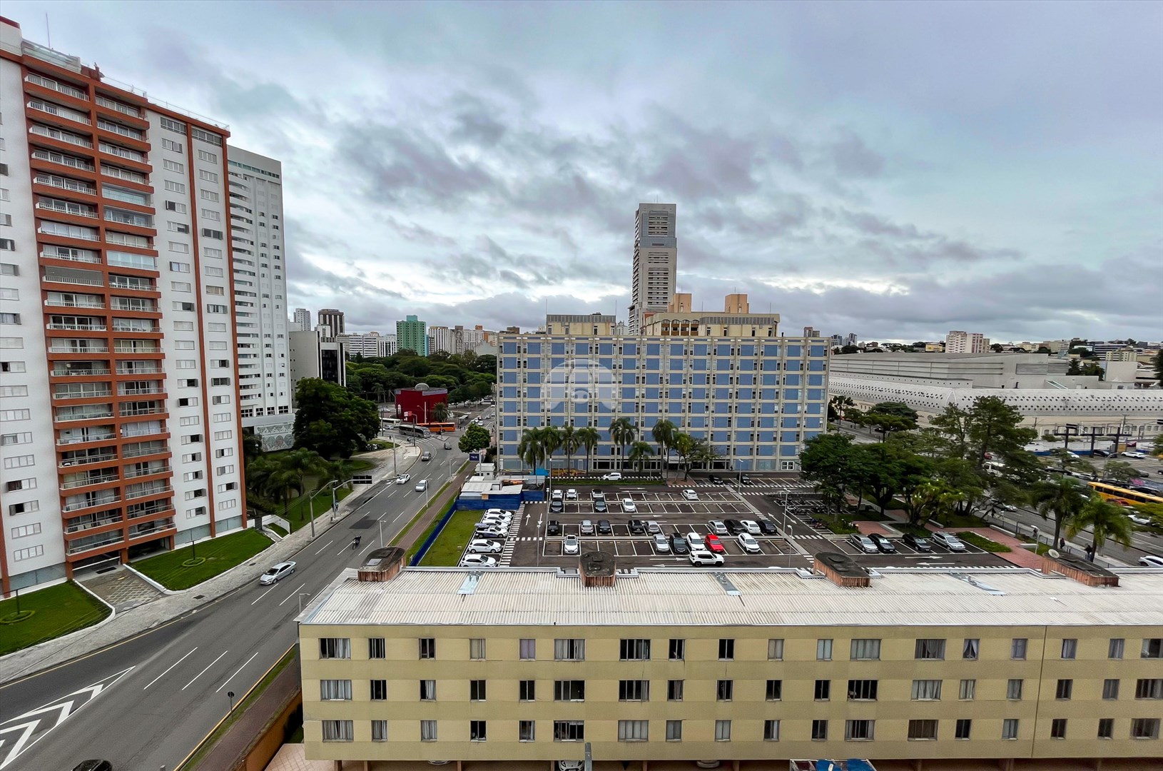 Apartamento à venda em Centro Cívico, Curitiba — Imobiliária Razão