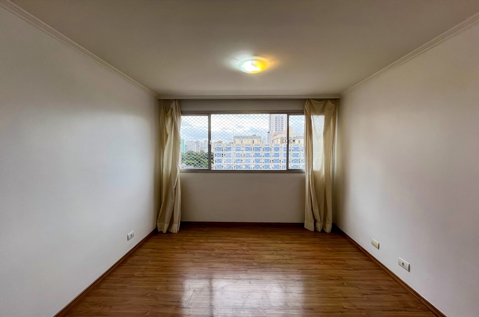 Apartamento à venda em Centro Cívico, Curitiba — Imobiliária Razão