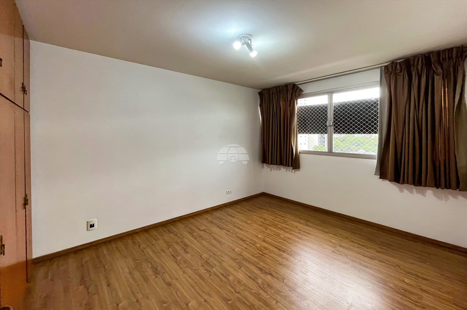 Apartamento à venda em Centro Cívico, Curitiba — Imobiliária Razão