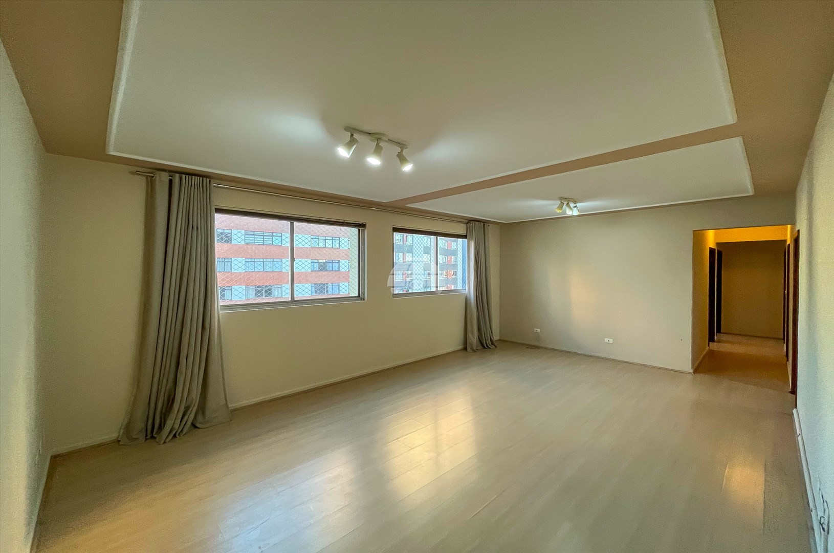Apartamento para alugar em Cristo Rei, Curitiba — Outrasul Imobiliária