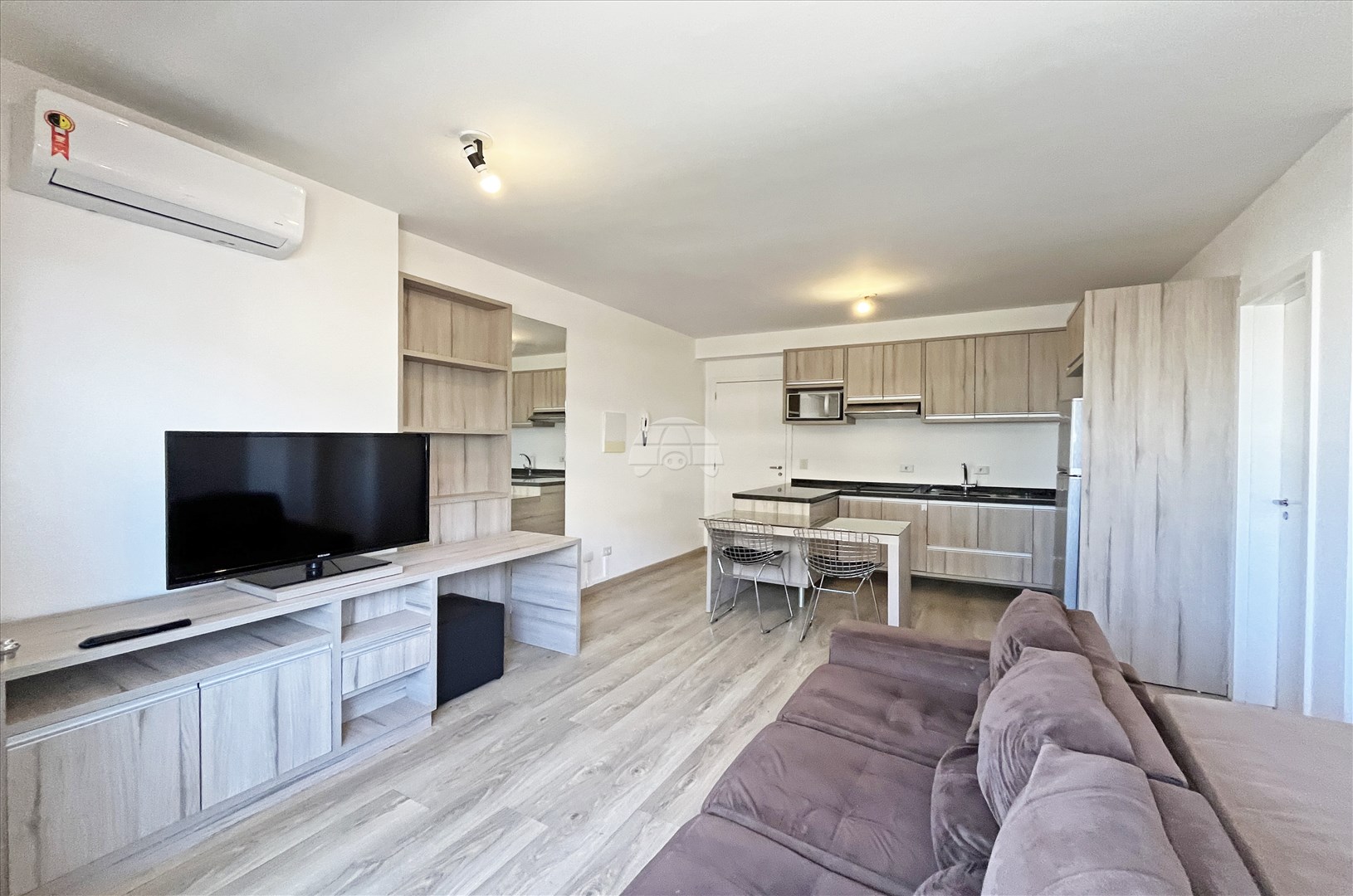 Apartamento para alugar em Centro, Curitiba — GOMES CONSULTOR IMOBILIARIO LTDA.
